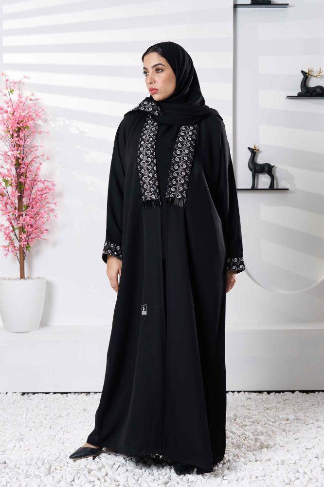 عباية سوداء فاخرة بتدخيلات تطريز وهدب كرستال